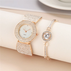 Dettaglio dell'orologio al quarzo in oro rosa con strass scintillanti e bracciale gioiello