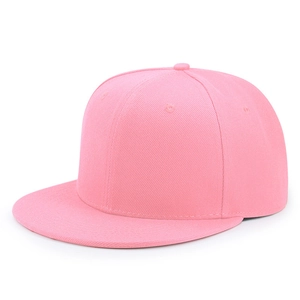 Dettaglio di un cappello hip-hop rosa a tesa piatta con trama in cotone di alta qualità