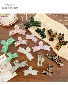 Vue à plat de diverses pinces à cheveux en acétate aux motifs de tortue et marbre