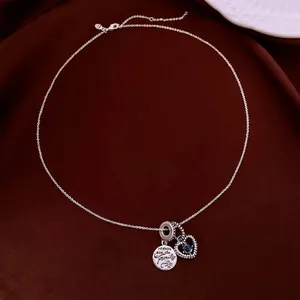 Collana cuore in argento con gemma blu e ciondolo rotondo inciso Friends are family