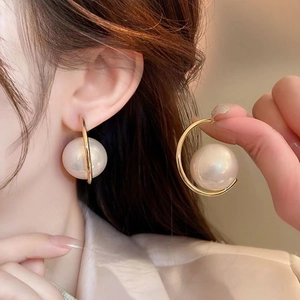 French style gold hoop earrings featuring a large lustrous white pearl for elegant women