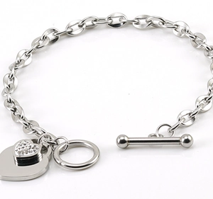 Détail du bracelet cœur en argent avec fermoir OT et strass blancs scintillants