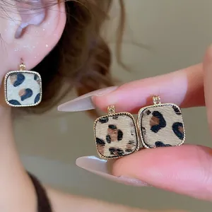 Orecchini a perno quadrati leopardati con bordi perlati placcati in oro 18K da donna