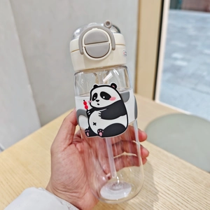 Beigefarbene Trinkflasche für Kinder mit grauer Panda-Hülle und integriertem Strohhalm