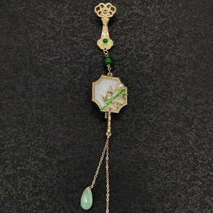 Broche fleur style chinois élégante avec motif bambou, perles et pendentif goutte d'eau verte