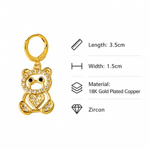 Vista detallada del pendiente de oso chapado en oro de 18K con circonitas y largo de 3,5 cm