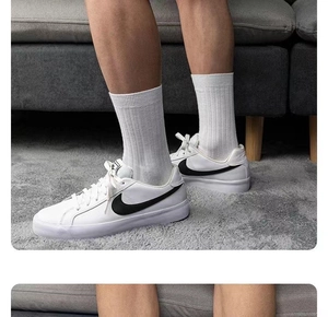 Gros plan de chaussettes blanches côtelées pour hommes avec baskets en cuir de luxe