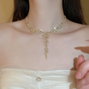 Gros plan d'un collier d'épis de blé doré avec glands scintillants sur mannequin