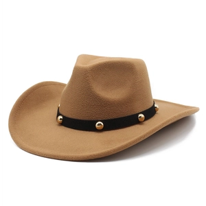 Détail d'un chapeau en laine camel avec bande en cuir cloutée et large bord rigide