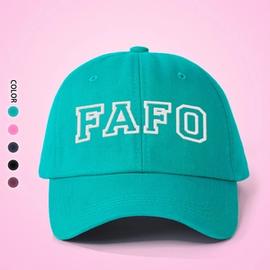 Detail der weißen FAFO-Stickerei und die Farbauswahloptionen für diese Outdoor-Baseballkappe
