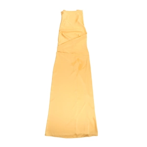 Détail de la robe licou en satin jaune avec texture soyeuse et design sans manches épuré