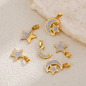 Vue détaillée de six breloques étoile et lune plaquées or 18 carats avec des zircons