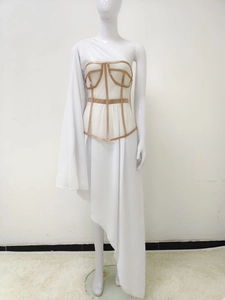 Detailansicht eines weißen One-Shoulder-Chiffonkleids mit asymmetrischem Saum und Korsett