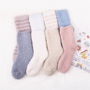 Detailaufnahme weicher Korallenfleece-Schlafsocken in gestreiften und pastelligen Farben