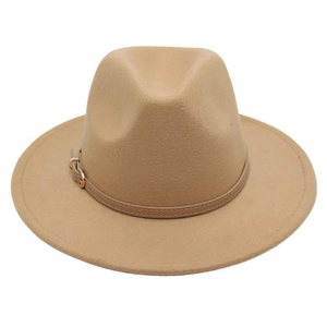 Détail du chapeau fedora en laine camel avec ruban en cuir et boucle en métal or rose