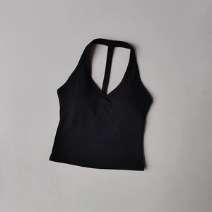 Détail à plat d'un soutien-gorge de sport noir à col en V et dos nageur licou