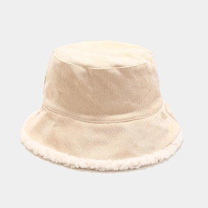 Dettaglio cappello a secchiello in velluto beige con bordo in finta pelliccia bianca