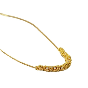 Elegante collana in ottone placcato oro con ciondolo a barra curva e zirconi scintillanti