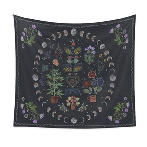 Detailansicht von böhmischen Mondphasen und botanischen Mustern auf dem Wandteppich