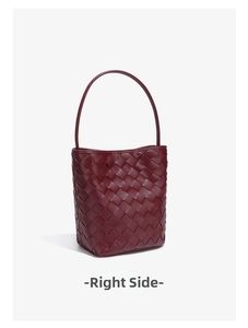 Vue latérale droite du sac seau bordeaux en cuir tressé à la main au design géométrique