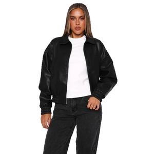 Blouson bomber femme en similicuir noir avec col à revers et poches zippées sur blanc