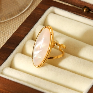 Anello vintage in acciaio inossidabile dorato con conchiglia bianca ovale e scatola