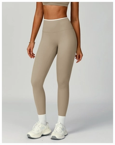 Detailansicht der khakifarbenen High-Waist-Yogahose mit breitem Bund und nahtlosem Strick