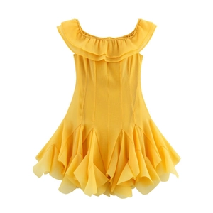 Robe chic en mousseline jaune à épaules dénudées avec col à volants et ourlet ondulé