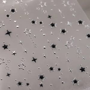 Autocollants ongles étoiles métalliques sombres avec motifs 3D argent et noir en relief
