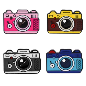 Set di quattro spille colorate in smalto a forma di fotocamera vintage per viaggiatori