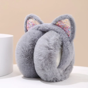 Detailansicht grauer Plüsch-Ohrenschützer mit glitzerndem Katzenohr-Design
