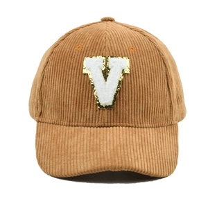 Detailansicht des Chenille 'V' Aufnähers mit Goldpailletten auf der Cord-Baseballkappe