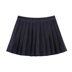 Dettaglio di gonna a pieghe in denim blu scuro con cuciture bianche a contrasto in vita