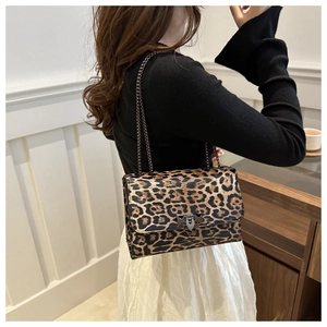 Vista detallada del bolso bandolera de leopardo con cadena metálica y cierre estilo retro