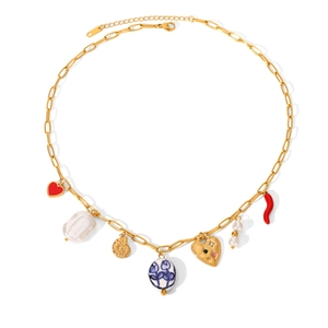 Goldene Edelstahlkette mit Herz, Perle, Muschel und Chili Anhängern auf weißem Hintergrund