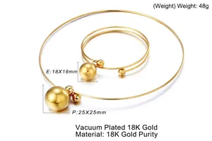 Vue détaillée d'une parure en plaqué or 18 carats avec sphères creuses lisses