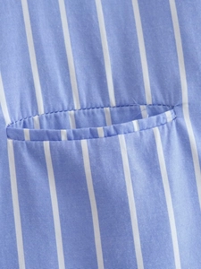 Gros plan détaillé du tissu de chemise à rayures bleues et blanches avec coutures de poche