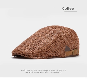 Dettaglio cappello di paglia color caffè con trama intrecciata e fibbia in metallo