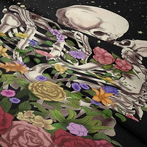 Detailaufnahme des gotischen Blumentotenkopf-Wandteppichs mit feiner Textilstruktur