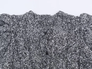 Détail du haut en maille à manches bouffantes et boutons en texture gris chiné
