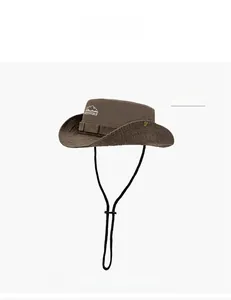 Détail du chapeau de soleil café avec œillets d'aération et cordon réglable