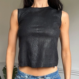 Top corto de cuero sintético negro con estampado de serpiente y dobladillo irregular