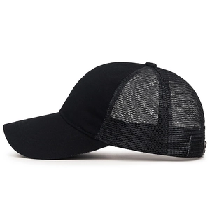 Klassische schwarze Mesh Trucker Cap mit atmungsaktivem Netz und minimalistischem Design