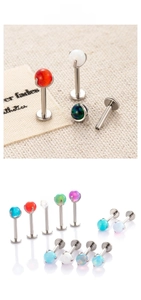 Makro-Detail von F136 Titan-Labret-Steckern mit bunten Opalperlen für Körper-Piercings
