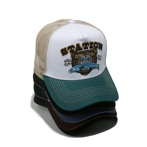 Cappellini trucker in rete impilati con ricamo orso selvatico in vari colori
