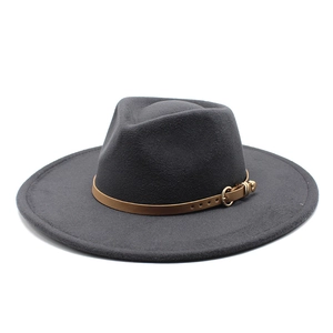 Détail d'un chapeau fedora en laine gris foncé montrant le feutre et la sangle