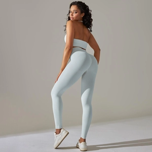 Nahaufnahme der nahtlosen Rippstruktur und High-Waist-Lift-Design an hellblauen Yoga-Leggings