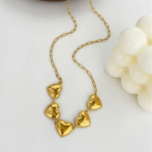 Collier en acier inoxydable doré avec chaîne trombone et cinq pendentifs en cœur reliés