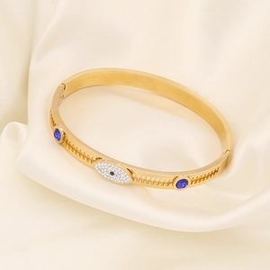 Detailansicht des goldenen Evil Eye Armbands mit blauem Zirkon und Texturband