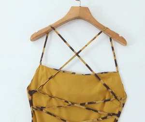 Détail du dos nu avec lacets à imprimé léopard sur cette robe moulante jaune sexy